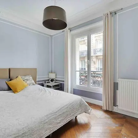 Luxurious And Charming París